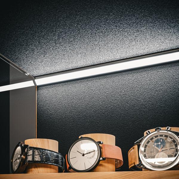 45°-Lichtlinien in silber eloxiert betonen Ecken elegant